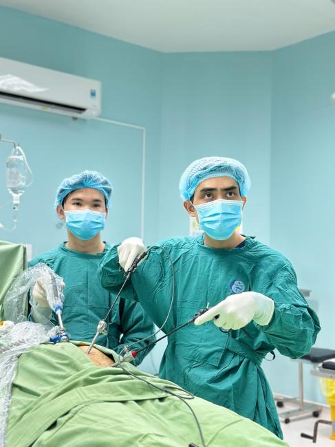 PHẪU THUẬT NỘI SOI ĐIỀU TRỊ THOÁT VỊ BẸN, ĐÙI