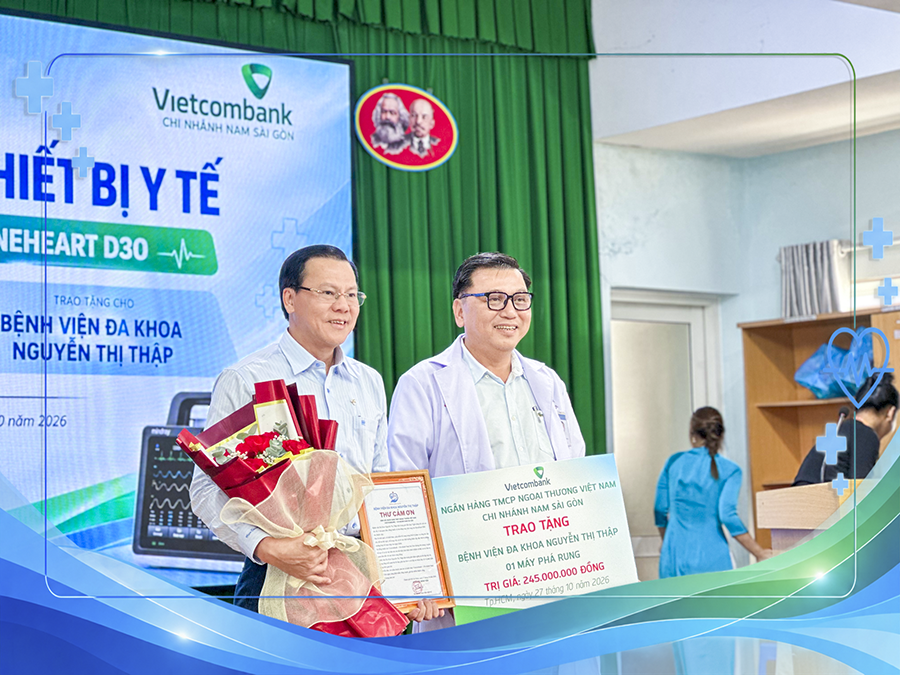 Đại diện hai đơn vị thực hiện trao tặng và tiếp nhận máy phá rung tim BeneHeart D30.
