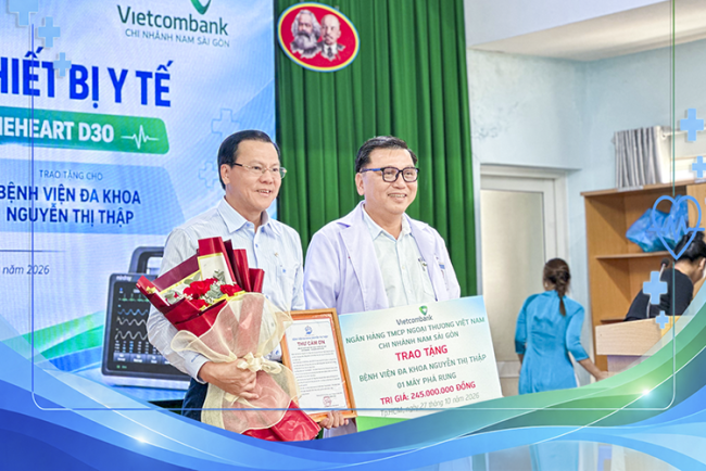 Bệnh viện Đa khoa Nguyễn Thị Thập tiếp nhận máy sốc điện BeneHeart D30 do Vietcombank trao tặng