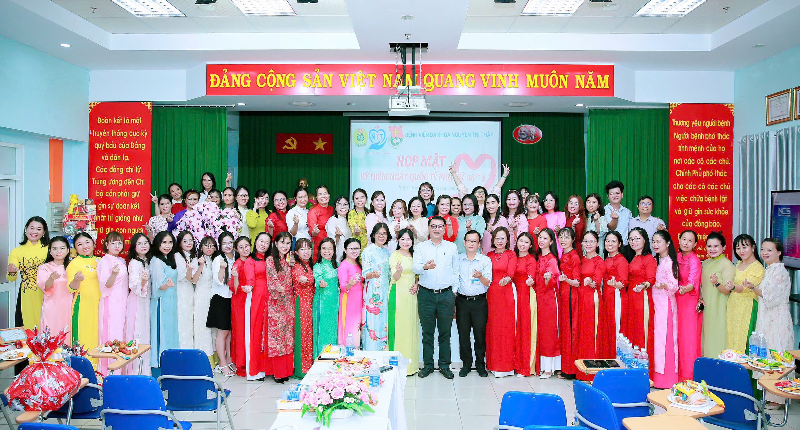 HỌP MẶT 08/3 RỘN RÀNG VÀ ĐẦY CẢM XÚC TẠI BỆNH VIỆN ĐA KHOA NGUYỄN THỊ THẬP